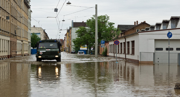 Fahrzeug der Bundeswehr im Hochwasser. Quelle: Fotolia.