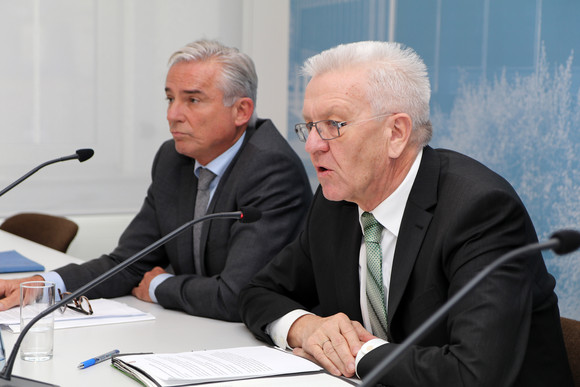 Pressekonferenz Stärkung der Sicherheit Ministerpräsident Winfried Kretschmann (r.) und Innenminister Thomas Strobl (l.)