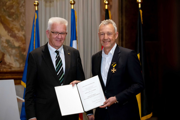 Auszeichnung Verdienstorden des Landes an 19 verdiente Persönlichkeiten Ministerpräsident Winfried Kretschmann (l.) und Karl Allgöwer (r.)