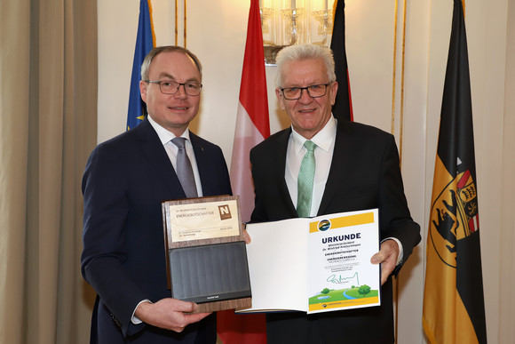 Empfang Kretschmann wird niederösterreichischer Energiebotschafter Ministerpräsident Winfried Kretschmann (r.) und der niederösterreichische Landeshauptfrau-Stellvertreter Dr. Stephan Pernkopf (l.) (Bild: Staatsministerium Baden-Württemberg)
