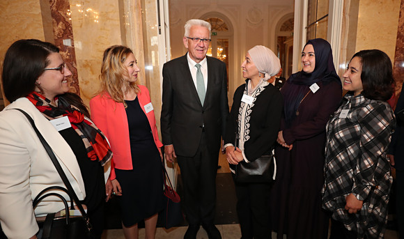 Iftar-Empfang Empfang anlässlich des muslimischen Fastenbrechens Ministerpräsident Winfried Kretschmann im Gespräch mit Gästen (Bild: Staatsministerium Baden-Württemberg)