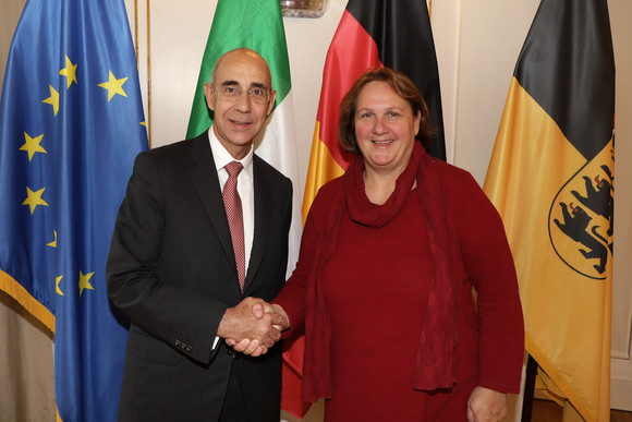 Staatsministerin Theresa Schopper (r.) und der italienische Botschafter Luigi Mattiolo (l.) (Bild: Staatsministerium Baden-Württemberg)