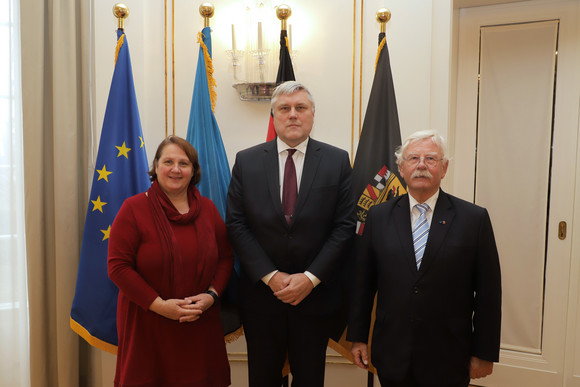 Antrittsbesuch Schopper empfängt estnischen Botschafter v.l.n.r.: Staatsministerin Theresa Schopper, der Botschafter der Republik Estland, Alar Streimann, und Honorarkonsul Senator h. c. Helmut Aurenz in der Villa Reitzenstein in Stuttgart (Bild: Staatsministerium Baden-Württemberg)