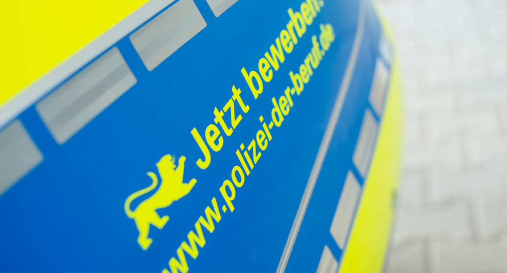 Streifenwagen mit dem Schriftzug www.polizei-der-beruf.de. Quelle: Polizei Baden-Württemberg