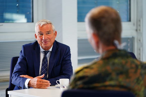 Innenminister Thomas Strobl und Generalleutnant Martin Schelleis im Gespräch.