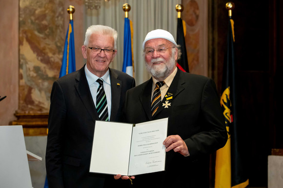 Auszeichnung Verdienstorden des Landes an 19 verdiente Persönlichkeiten Ministerpräsident Winfried Kretschmann (l.) und Willi Kamphausen (r.)