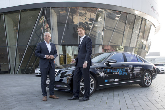 Minister Thomas Strobl testet autonomes Fahren bei Mercedes-Benz mit Ola Källenius, Vorstandsmitglied der Daimler AG.