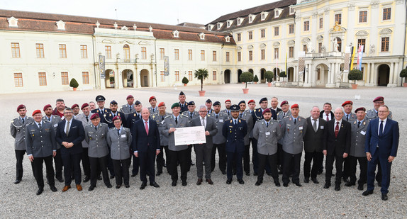 Symbolische Scheckübergabe an den Volksbund Deutsche Kriegsgräberfürsorge e.V.