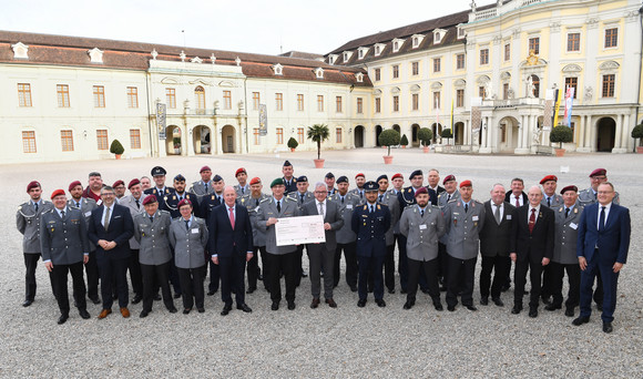 Symbolische Scheckübergabe an den Volksbund Deutsche Kriegsgräberfürsorge e.V.