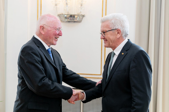 Auszeichnung Große Staufermedaille in Gold für Dr. Erwin Vetter Ministerpräsident Winfried Kretschmann (r.) und Dr. Erwin Vetter (l.)