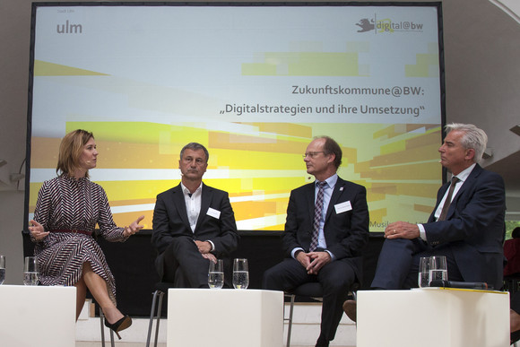 Minister Zukunftskommune@BW macht Station in Ulm Informationstour Zukunftskommune@BW mit Minister Thomas Strobl macht Station in Ulm. Bild Stadt Ulm