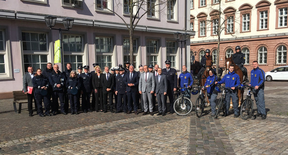 Gruppenbild zur Bilanz nach einem Jahr Sicherheitspartnerschaft "Sicher in Heidelberg"