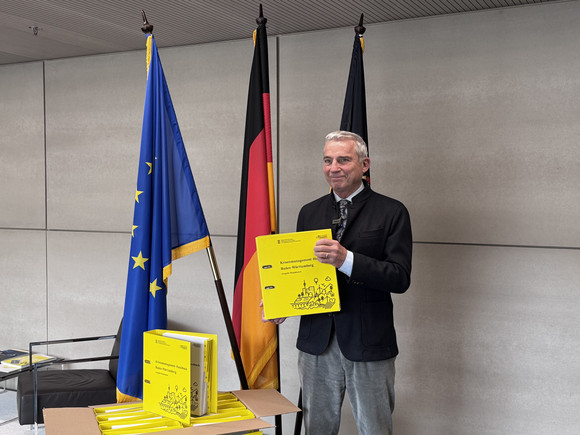 Übergabe Krisenmanagement-Handbuch