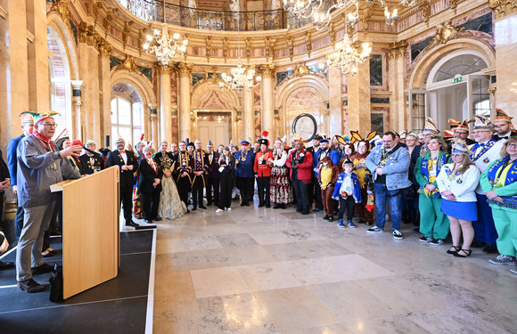 Innenminister Thomas Strobl (links) bei seiner närrischen Begrüßung