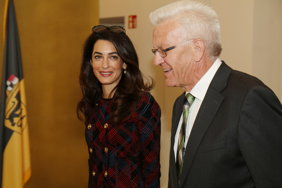 Menschenrechte Kretschmann empfängt künftige UN-Sonderbotschafterin Die Menschrechtsanwältin Amal Clooney (l.) mit Ministerpräsident Winfried Kretschmann (r.).