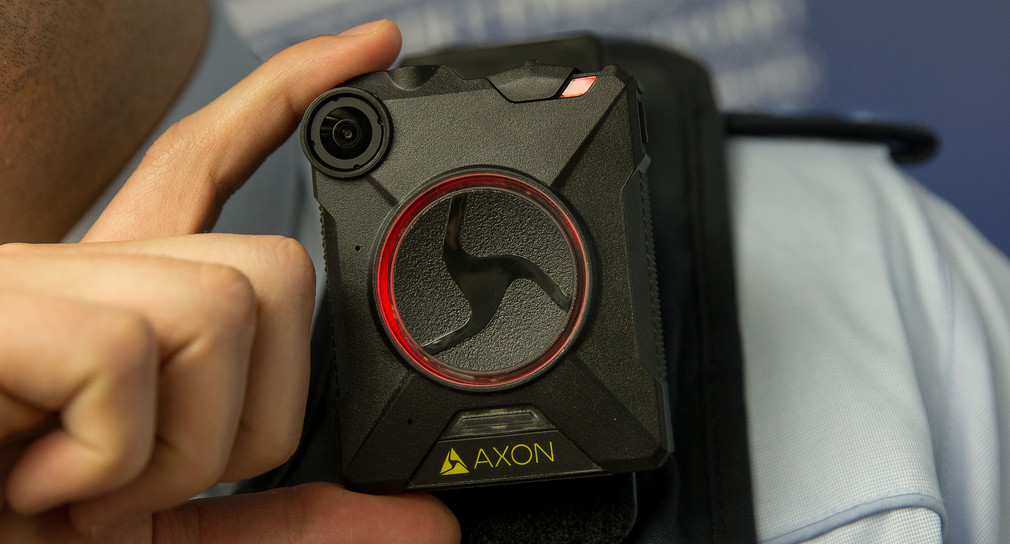 Eine Bodycam auf der Schulter eines Polizisten (Bild: © Lichtgut/Leif Piechowski )