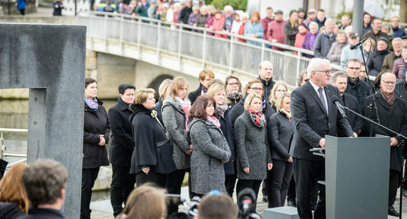 Bundespräsident Frank-Walter Steinmeier spricht bei der Einweihung des Denkmals für Georg Elser.