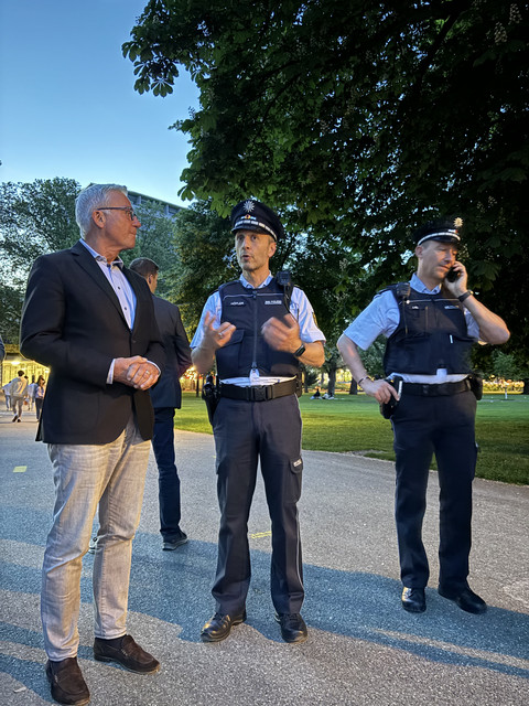 Minister Thomas Strobl im Gespräch mit Polizisten