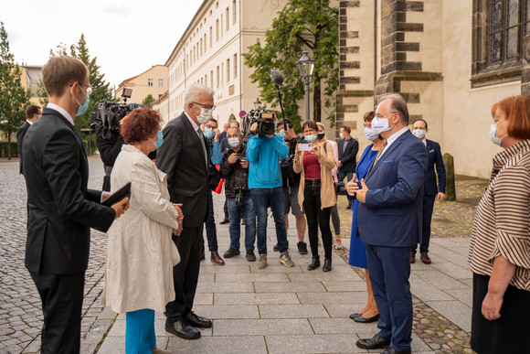 Reise Kretschmann besucht Sachsen-Anhalt v.l.n.r.: v.l.n.r.: Staatssekretär Dr. Florian Stegmann, Ministerpräsident Winfried Kretschmann mit Ehefrau Gerlinde treffen Reiner Haseloff, Ministerpräsident von Sachsen-Anhalt, in Wittenberg (Bild: Staatsministerium Baden-Württemberg)