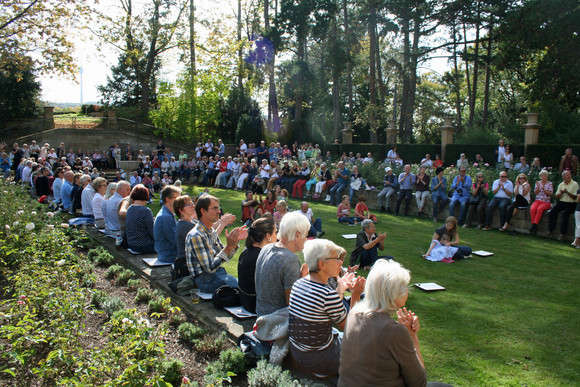 PARKÖFFNUNG Jazz im Park der Villa Reitzenstein Besucherinnen und Besucher beim Jazzkonzert im Park der Villa Reitzenstein
