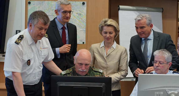 Bundesverteidigungsministerin von der Leyen mit Innenminister Thomas Strobl und Staatssekretär Martin Jäger im Rahmen der gemeinsamen Übung von Bundeswehr und Polizei im Lagezentrum des Landes Baden-Württemberg