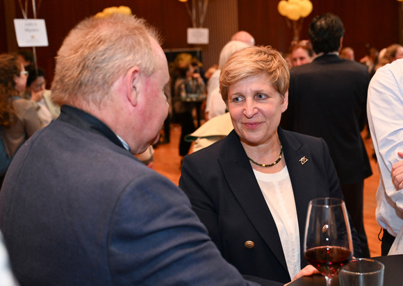 Kabinett Bürgerempfang der Landesregierung in Friedrichshafen Nicole Razavi (rechts), Ministerin für Landesentwicklung und Wohnen, im Gespräch