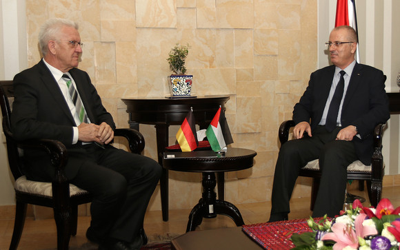 DELEGATIONSREISE Reise nach Israel und in die Palästinensischen Gebiete Ministerpräsident Winfried Kretschmann (l.) im Gespräch mit dem Premierminister des Staates Palästina und der Palästinensischen Autonomiegebiete, Rami Hamdallah (r.)