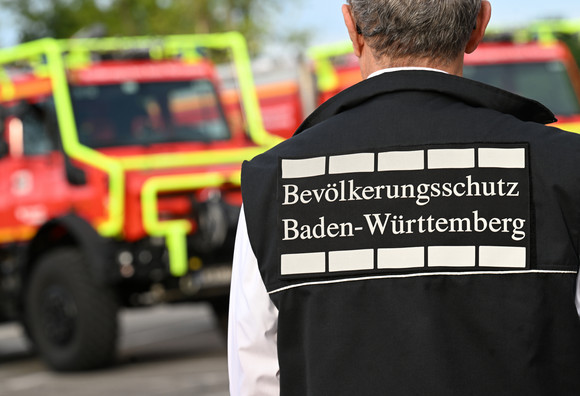 Übergabe neue Tanklöschfahrzeuge Waldbrand für Feuerwehren