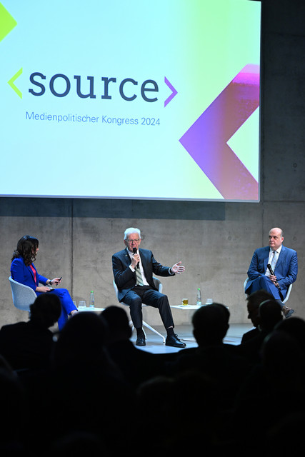 Medien Medienpolitischer Kongress 2024 Ministerpräsident Winfried Kretschmann (Mitte), Robin Alexander (rechts), stellvertretender Chefredakteur der WELT Politik, und Moderatorin Carina Jantsch (links) bei einem Podiumsgespräch.