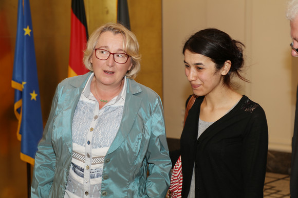Menschenrechte Kretschmann empfängt künftige UN-Sonderbotschafterin Wissenschaftsministerin Theresia Bauer (l.) mit Nadia Murad (r.).