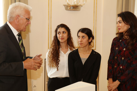 Menschenrechte Kretschmann empfängt künftige UN-Sonderbotschafterin Ministerpräsident Winfried Kretschmann hat die Yezidin Nadja Murad und ihre Anwältin Amal Clooney im Staatsministerium empfangen. 2015 ist Frau Murad im Rahmen des baden-württembergischen Sonderprogramms Nordirak gemeinsam mit ihrer Schwester nach Baden-Württemberg gekommen.
