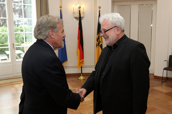 Antrittsbesuch Murawski empfängt Botschafter von Ecuador Staatsminister Klaus-Peter Murawski (r.) und der Botschafter der Republik Ecuador, Manuel Antonio Mejia Dalmau (l.)