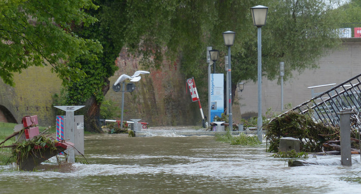 Hochwasser hat eine Straße überflutet. Quelle: Fotolia