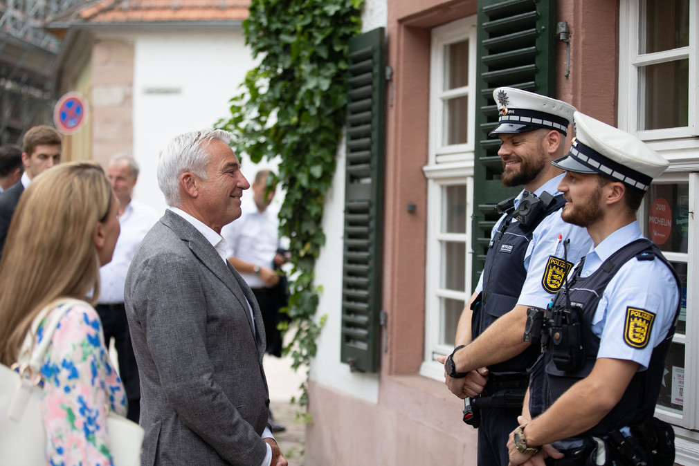 Innenminister Thomas Strobl mit Polizisten beim D16 Digitalministertreffen