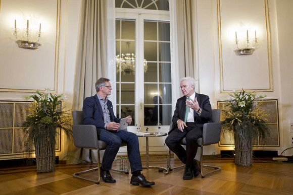 Dialog Online Sprechstunde mit Ministerpräsident Kretschmann Ministerpräsident Winfried Kretschmann (r.) und Regierungssprecher Rudi Hoogvliet (l.)