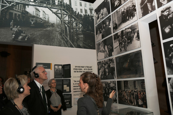 DELEGATIONSREISE Reise nach Israel und in die Palästinensischen Gebiete Ministerpräsident Winfried Kretschmann (2.v.l.) und Wirtschaftsministerin Nicole Hoffmeister-Kraut (l.) in der Gedenkstätte Yad Vashem