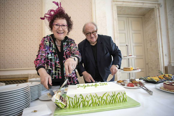 Gesellschaft Festlicher Frühjahrskaffee mit Gerlinde Kretschmann Gerlinde Kretschmann (l.) und Vincent Klink (r.) beim Tortenanschnitt