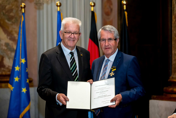Auszeichnung Verdienstorden des Landes an 19 verdiente Persönlichkeiten Ministerpräsident Winfried Kretschmann (l.) und Philippe Richert (r.)