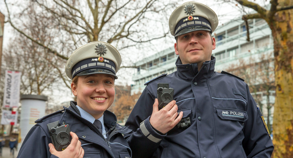Polizisten der Polizei Baden-Württemberg führen die Bodycam vor.