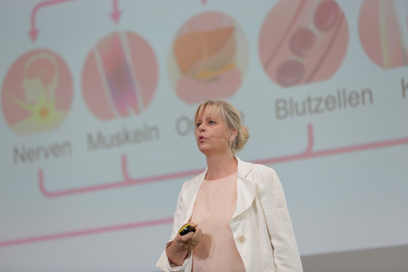 Prof. Dr. Ute Schepers vom Institut für Toxikologie und Genetik am KIT bei ihrem Pep-Talk zu:  „Blick in die digitale Zukunft: Organe aus dem Drucker?!“