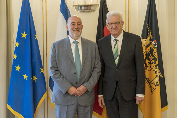 Antrittsbesuch Kretschmann empfängt israelischen Botschafter Ministerpräsident Winfried Kretschmann (rechts) und der israelische Botschafter Ron Prosor (links) stehen in der Villa Reitzenstein vor Fahnen.