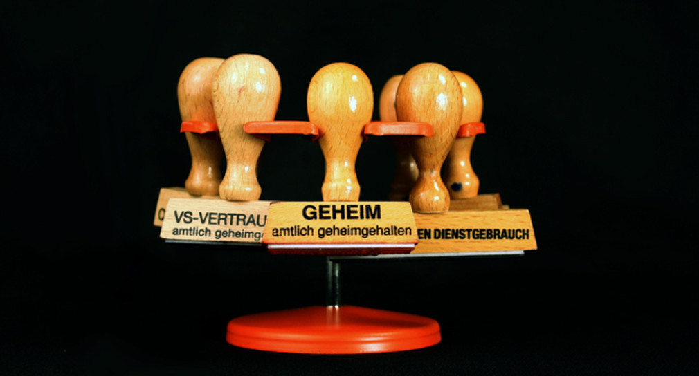 Stempel mit der Aufschrift "GEHEIM. amtlich geheimgehalten". Quelle: Landesamt für Verfassungsschutz