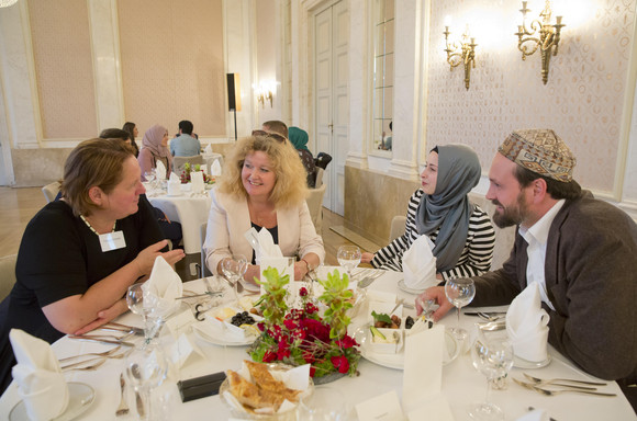 Iftar-Empfang Kretschmann lädt anlässlich des Ramadan zum Fastenbrechen ein Staatssekretärin Theresa Schopper (l.) im Gespräch mit Barbara Traub (2.v.l.)