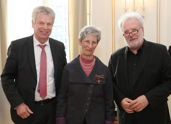 Auszeichnung Bundesverdienstkreuz für Lore Bernecker-Boley v.l.n.r.: Jürgen Kessing, Oberbürgermeister von Bietigheim-Bissingen, Lore Bernecker-Boley und Staatsminister Klaus-Peter Murawski