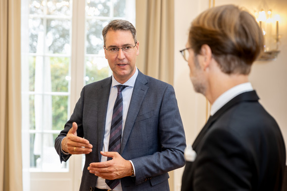 Bürokratieabbau Normenkontrollrat übergibt Bericht zu schnelleren Baugenehmigungen Dr. Richard Sigel (links), Landrat des Rems-Murr-Kreises, und Dr. Florian Stegmann (rechts), Staatsminister und Chef der Staatskanzlei