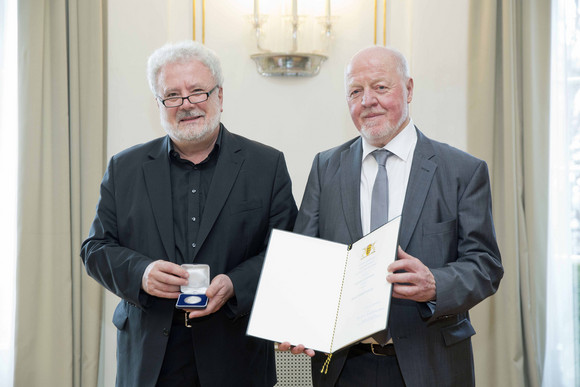 Auszeichnung Staufermedaille für Martin Hechinger Staatsminister Klaus-Peter Murawski (l.) und Martin Hechinger (r.)