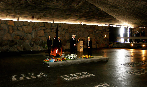 DELEGATIONSREISE Reise nach Israel und in die Palästinensischen Gebiete Ministerpräsident Winfried Kretschmann und Wirtschaftsministerin Nicole Hoffmeister-Kraut bei der Kranzniederlegung in der Halle der Erinnerung in der Gedenkstätte Yad Vashem