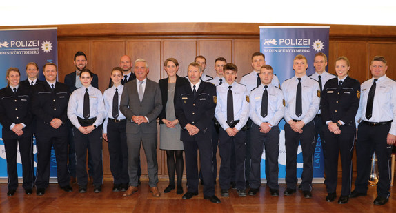 Innenminister Thomas Strobl und Landespolizeipräsidentin Dr. Stefanie Hinz ehrten die erfolgreichen Polizeisportlerinnen und -sportler.
