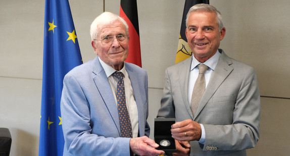 Dr. Klaus Lang (l.) und Innenminister Thomas Strobl (r.)