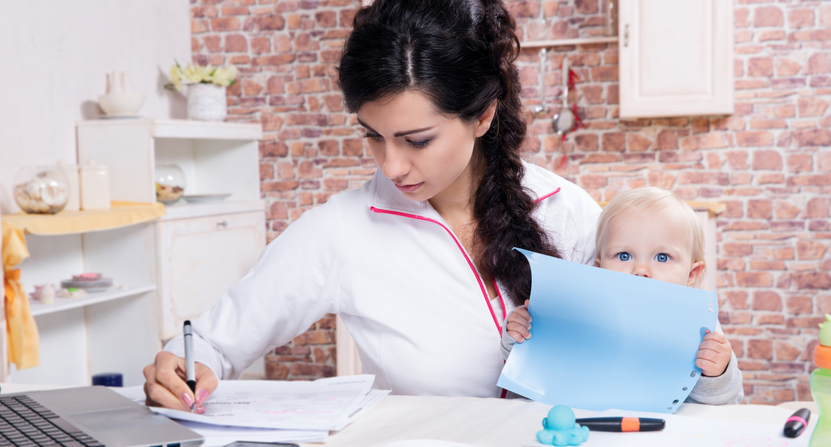 Frau mit Kleinkind arbeitet zuhause. Quelle: Fotolia.